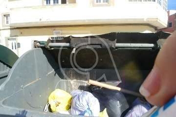 El destrozo de la tapa de un contenedor causa malos olores e insectos en Las Huesas (Foto TA)